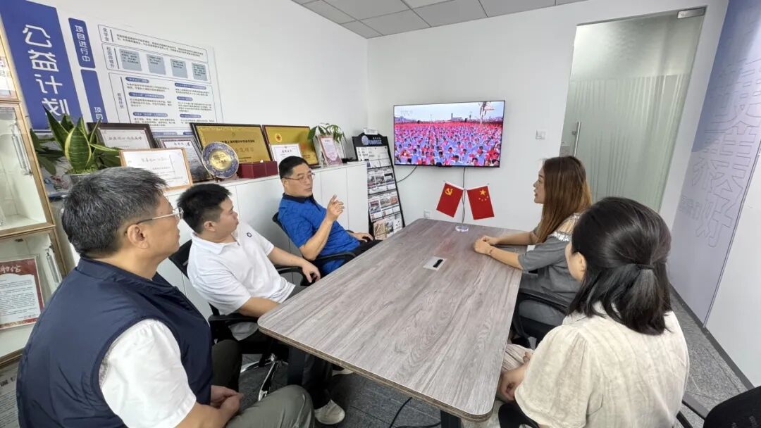 党建引领 | 上海晨兴公益基金会组织观看九三阅兵