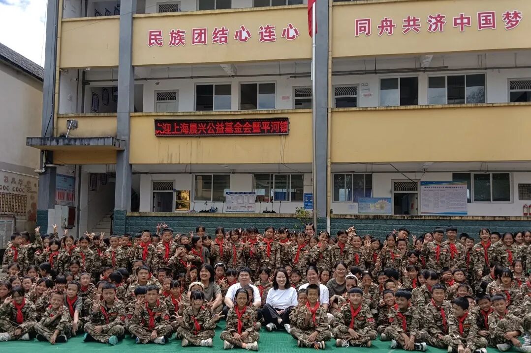 小肩膀承大担当 迷彩绿铸家国情