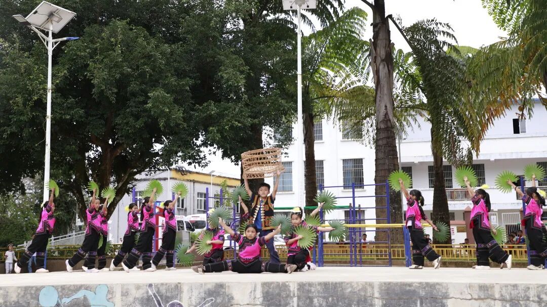 棕扇翻飞传薪火，哈尼童趣映童心