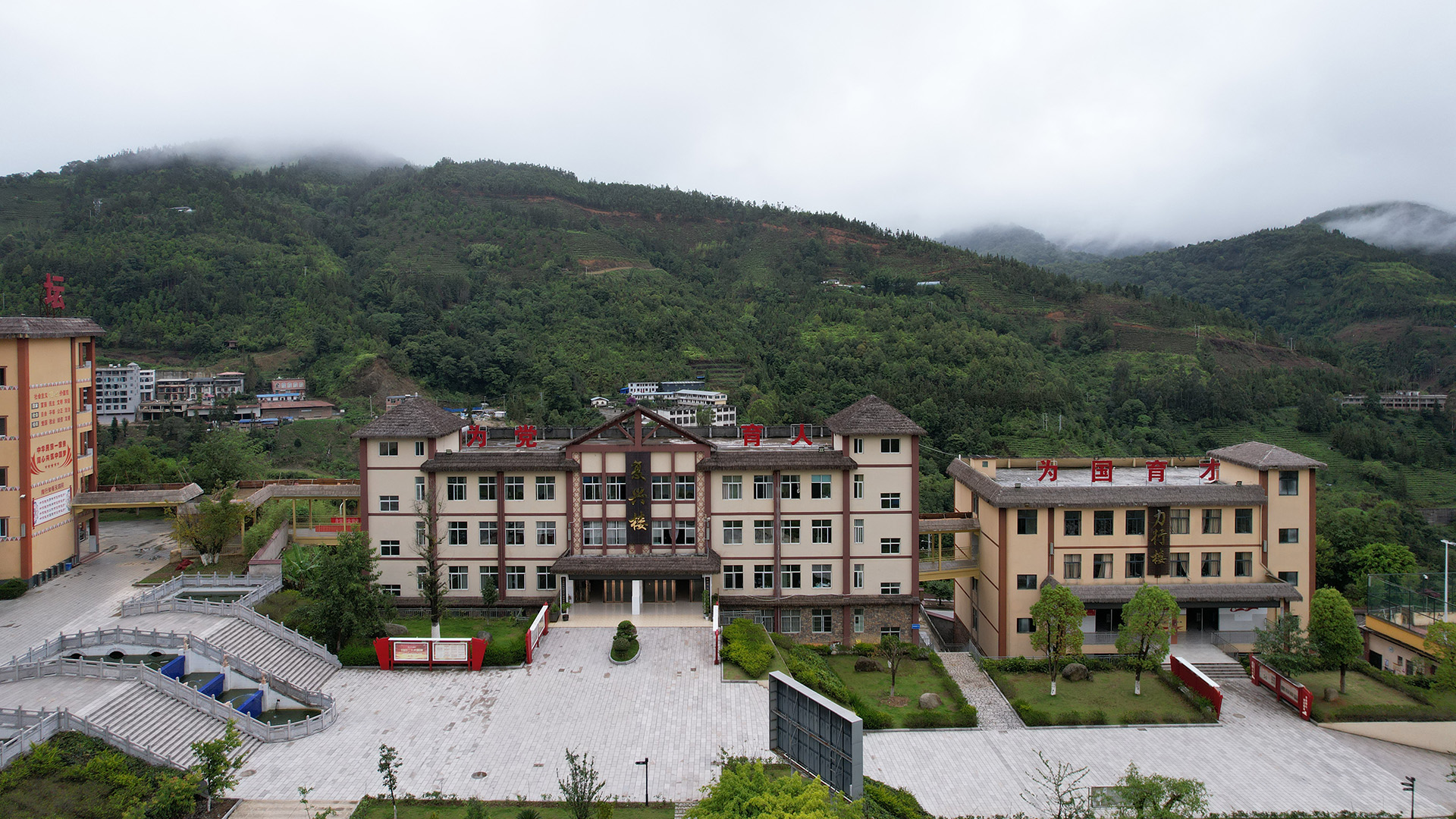 从此，雨季不再是难题 —— 一所边疆中学与“晨兴桥”连廊的故事